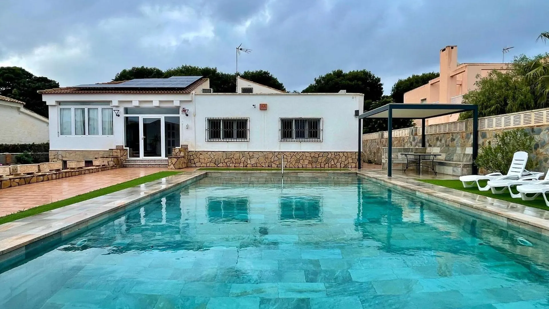 Villa In Roquetas With Garden And Private Pool Roquetas de Mar